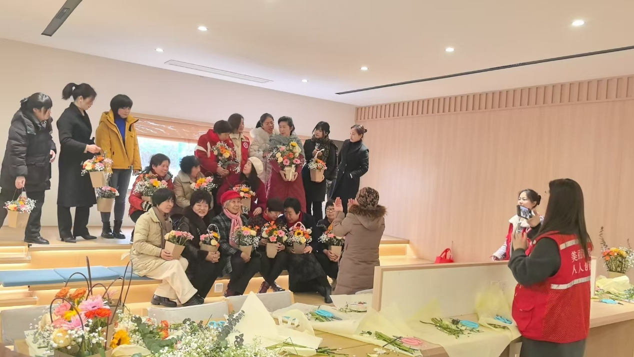 孺子书房新建城分馆开展“花香满溢绽放她力量”妇女节插花活动