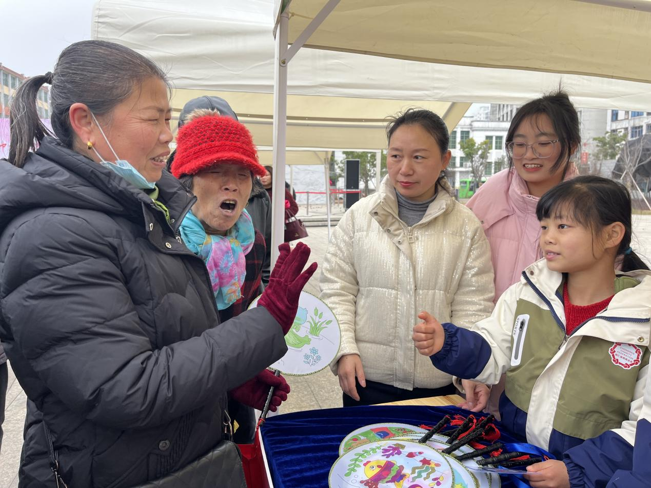 巾帼展风华 “锋”采义卖行——崇仁县特殊教育学校开展义卖活动