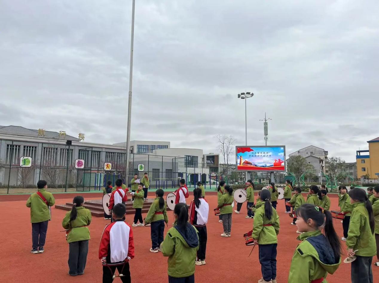 传承雷锋精神 争做追“锋”少年——崇仁县第二小学开展学雷锋纪念日主题实践活动