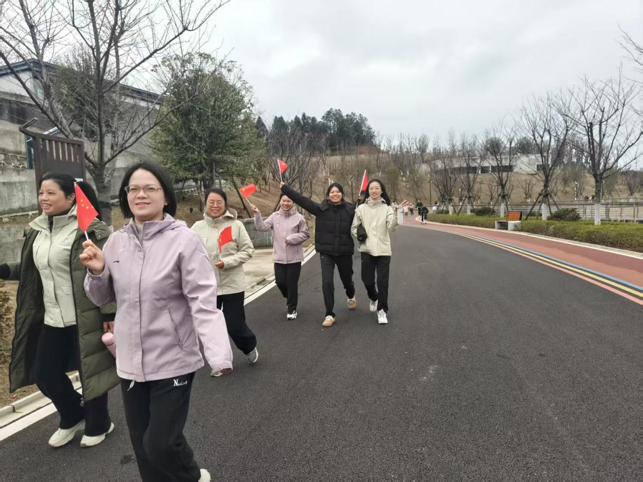 乐安县第三小学开展春日健步行，巾帼绽芳华