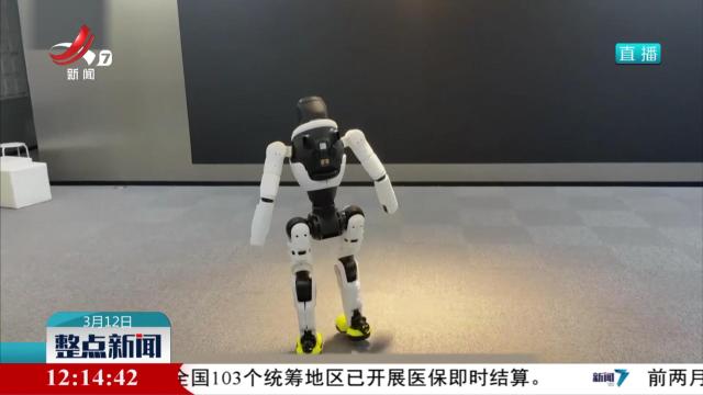 这个人形机器人会骑自行车