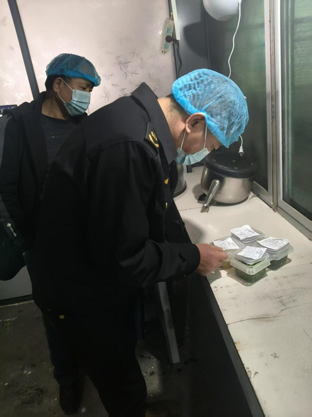 乐安县市场监督管理局一行莅临谷岗中学进行食堂检查工作
