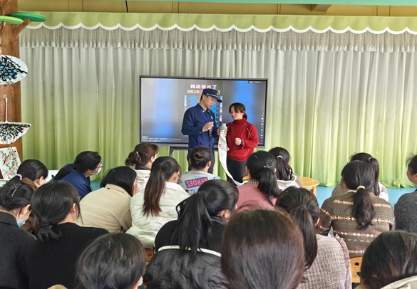 南城二中校党委书记周云春为初一学子亲授大思政课