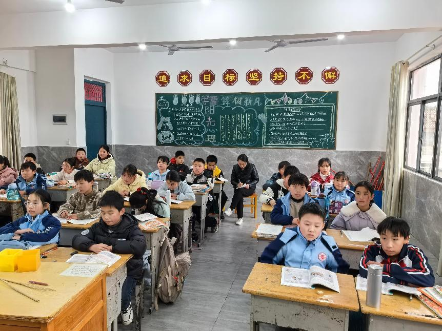 乐安县教师发展中心教研员深入申银万国招携希望小学开展“随堂听课”活动