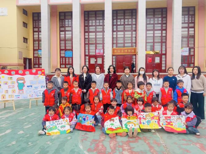 党建引领践初心 雷锋精神代代传——乐安县第三幼儿园党支部开展“雷锋周进社区”活动