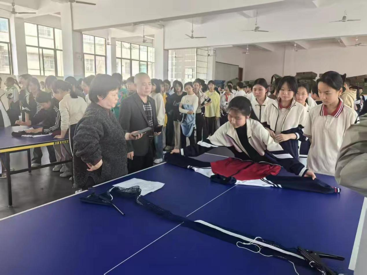 巧手系青春韵律 方寸叠幸福纹样——南城县实验中学2025年“国际幸福日系列活动”之“生活技能风采挑战赛”