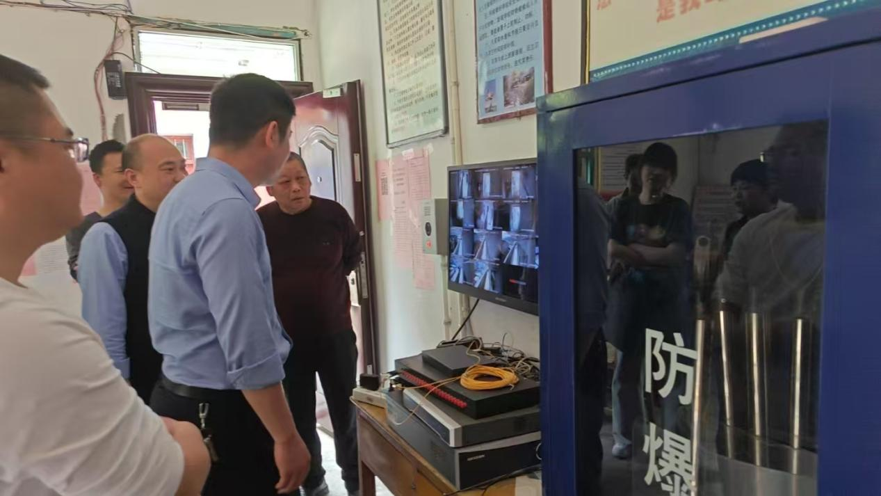 乐安县政法委领导一行深入谷岗中学，全面检测门卫室安全设备