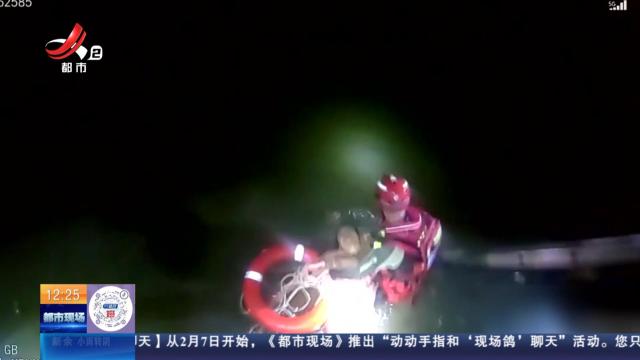 江苏常熟：民警下河救人 左肩脱臼不放手