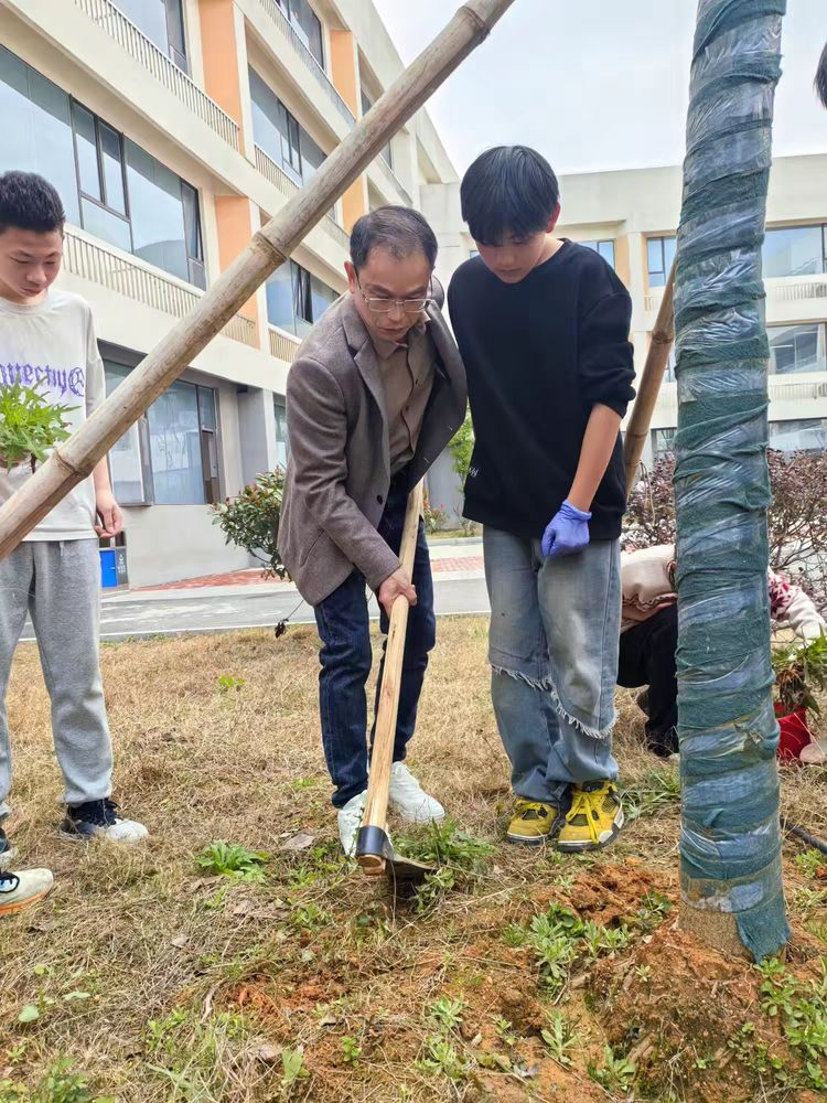 南城县近溪中学：三月春风正暖，植树添绿当时