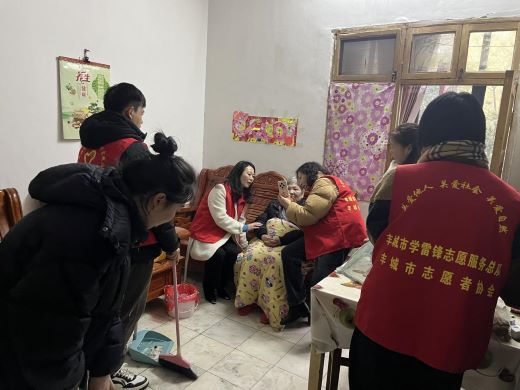 丰城市剑光街道剑民社区开展“传承雷锋精神 情暖独居老人”文明实践活动