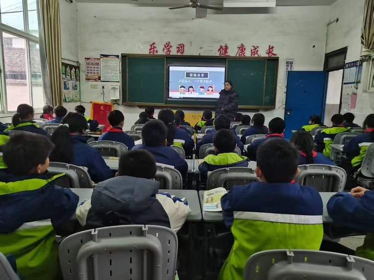 控辍保学，你我同行——南丰县白舍镇中心小学开展“控辍保学”主题班会