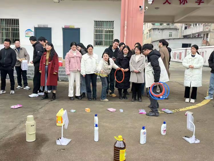 东乡区马圩中小学2025年“三八”妇女节趣味活动