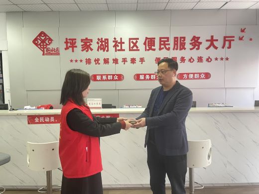 丰城市剑光街道坪家湖社区：拾金不昧暖人心 平凡善举展美德