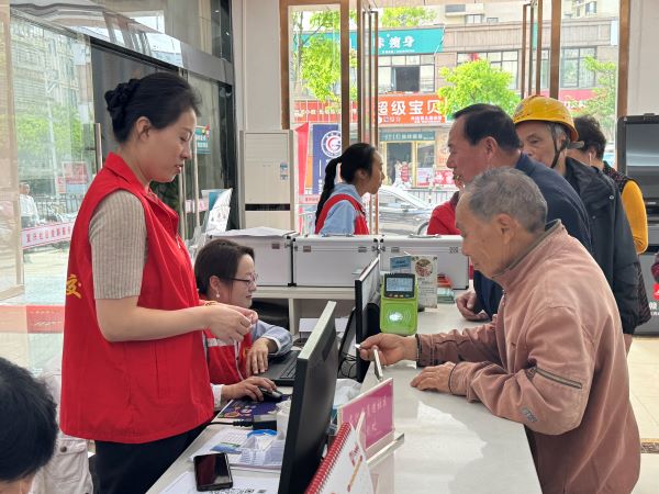 宜春市宜阳新区官园街道宜兴社区：我为群众办实事 公交服务进社区
