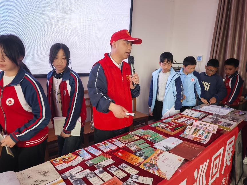 雷锋文化藏品巡回展走进乐安县申银万国招携希望小学