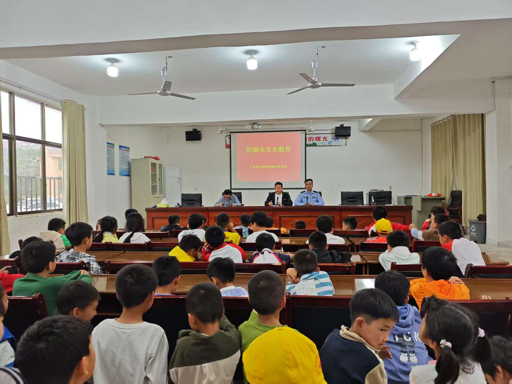 ‌崇仁县六家桥乡中心小学关工委联动乡政府、派出所开展防溺水安全教育