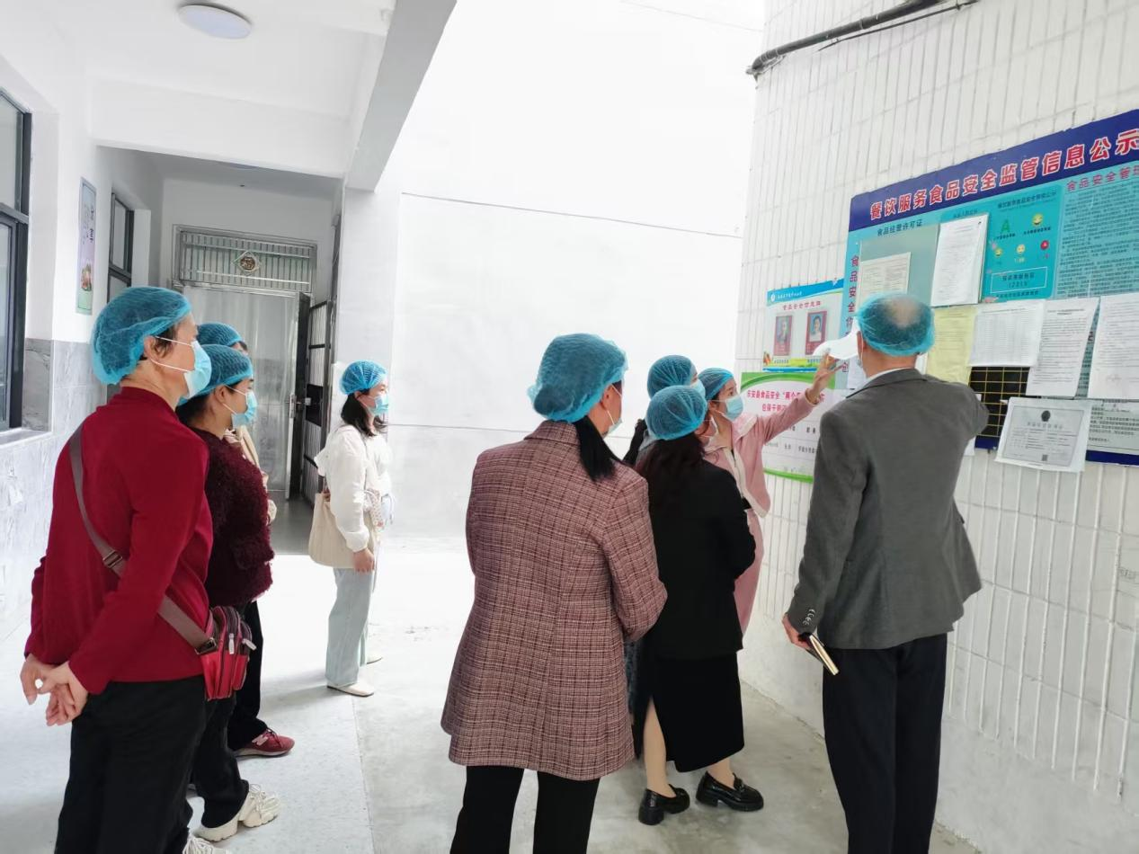 党建引领聚合力 家校携手护“食”安——乐安县罗陂乡中心小学膳食监督家长委员参观食堂活动