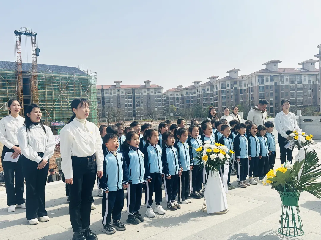 “缅怀英烈传薪火，红色基因永流传”
