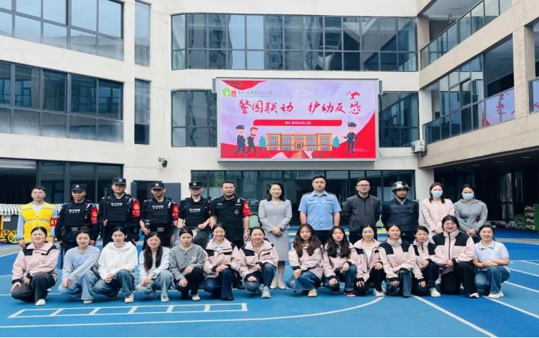 警园联动筑防线 守护生命防暴恐——崇仁县第五幼儿园防恐防暴安全演练