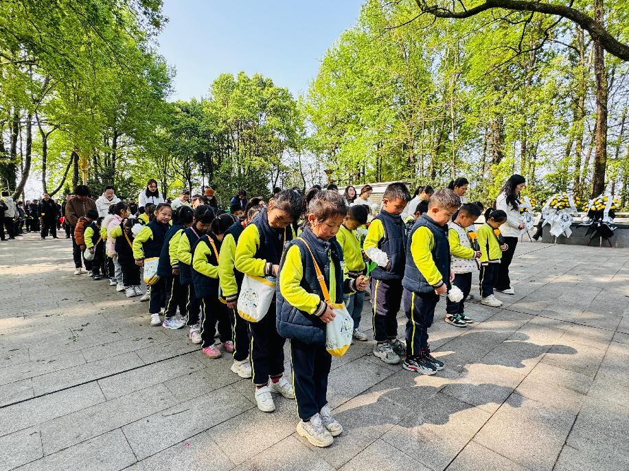 缅怀革命先烈 传承红色精神