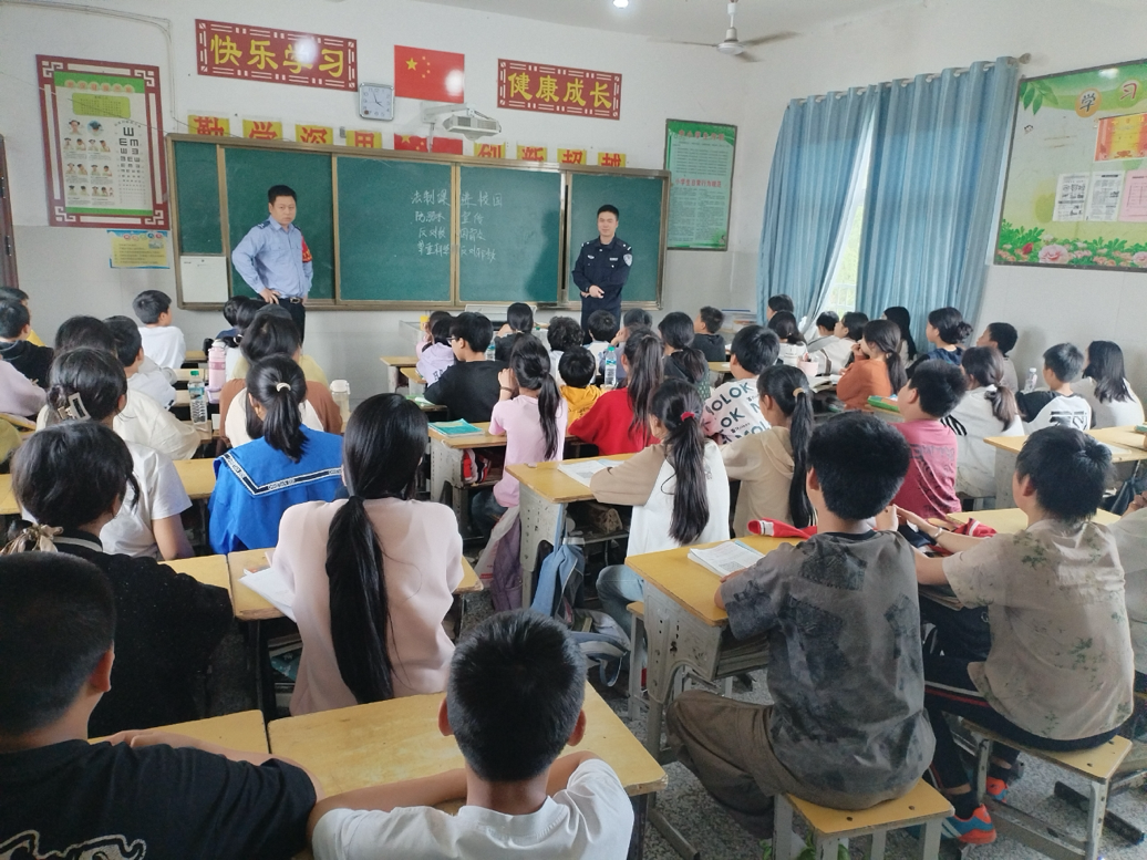 崇仁县巴山镇派出所民警走进校园开展“法制护航成长”等主题课堂