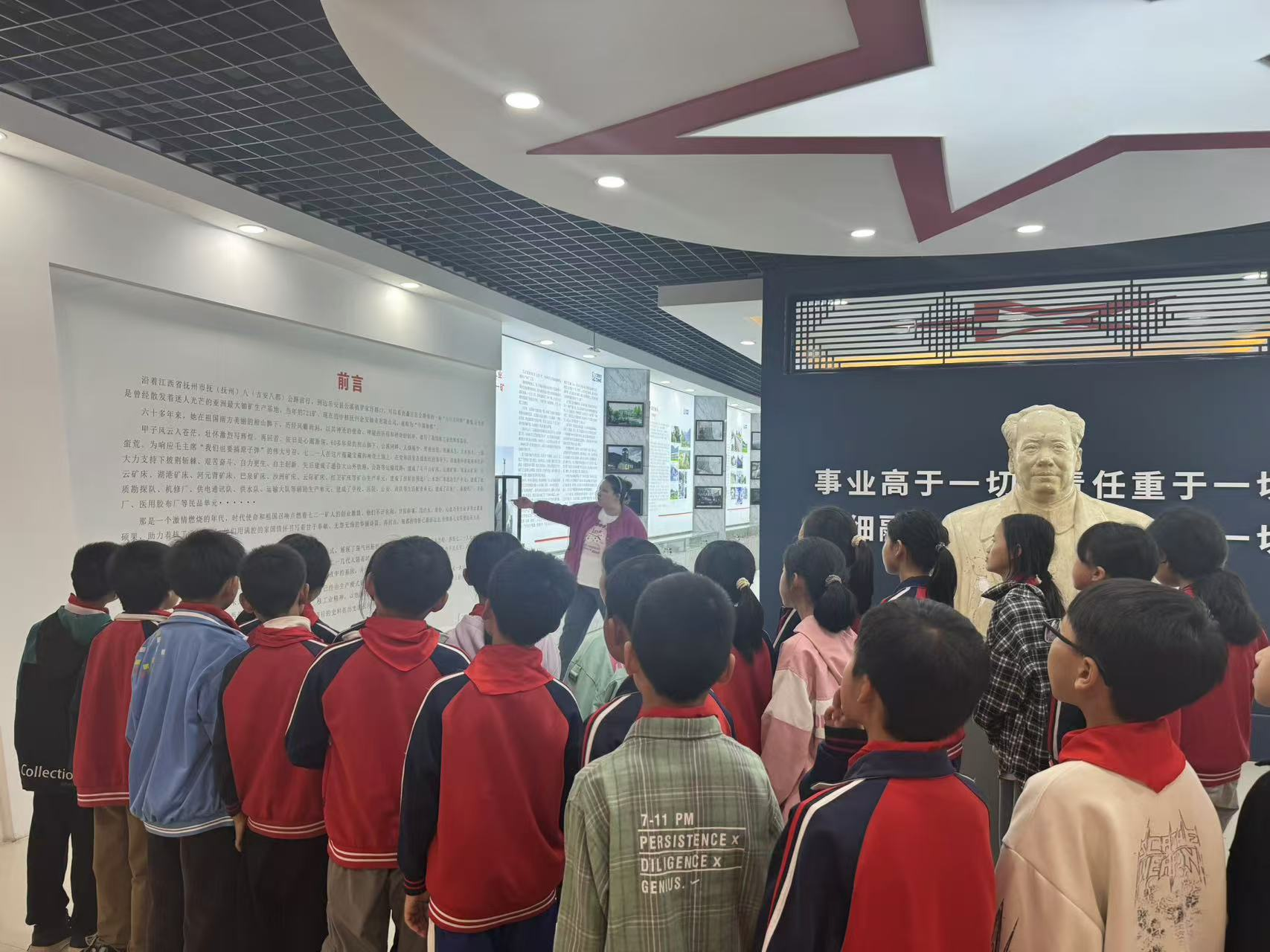 党旗领航少年志，红色基因育芬芳——乐安县公溪镇中心小学党员教师带领学生参观七二一矿史展览馆