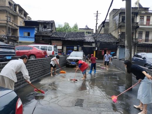 丰城市剑光街道：闻“汛”而动解民忧 躬身清淤保通畅