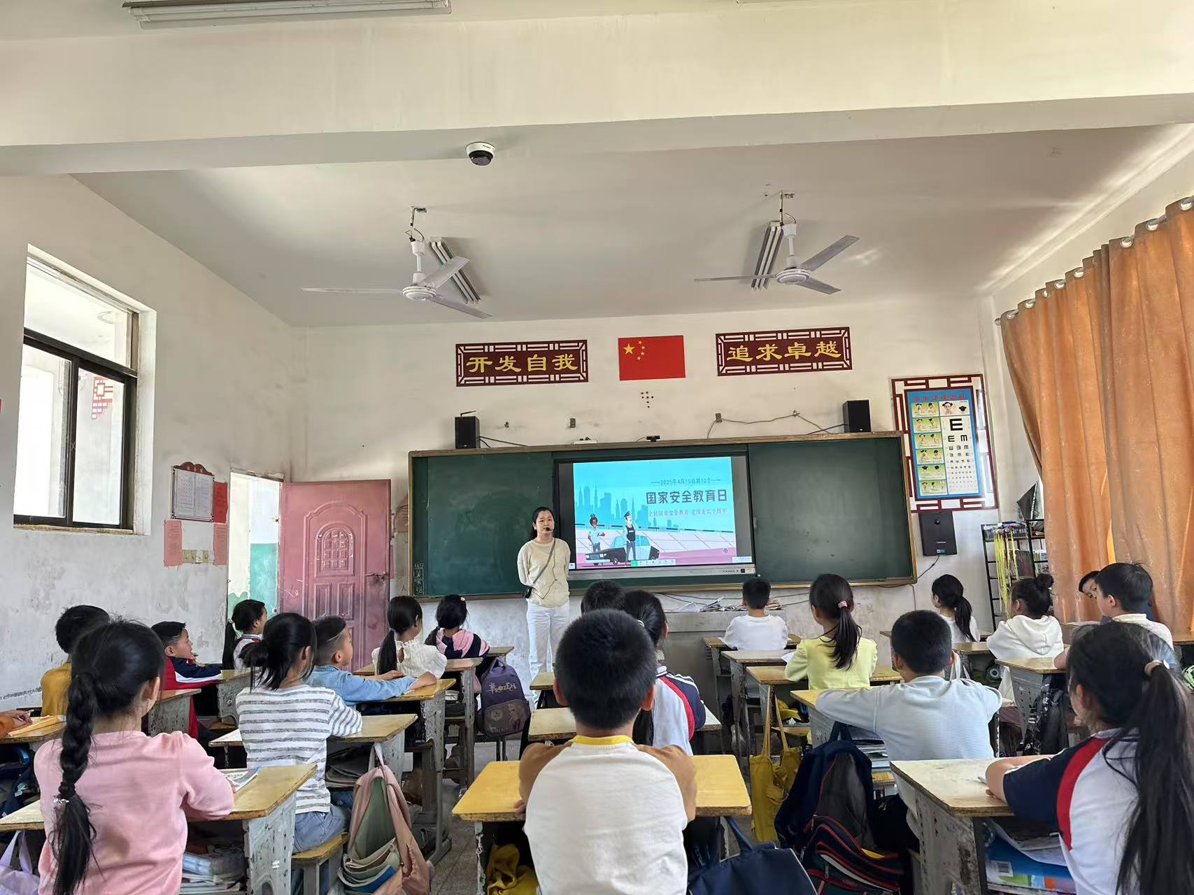 ‌崇仁县六家桥乡中心小学关工委开展国家安全教育日主题活动