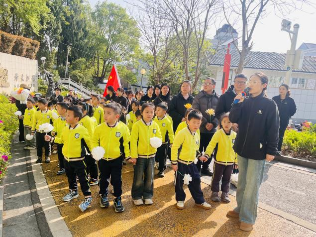 党建引领承薪火，童声朗朗祭忠魂——乐安县第三幼儿园2025年清明节祭扫活动