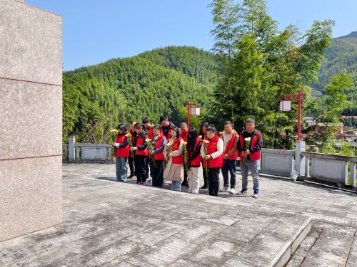 江西奉新：清明祭扫 缅怀先烈