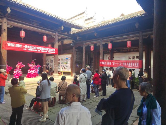 江西万载：劳动最美 分类最“净” 共绘劳动与环保的美丽画卷
