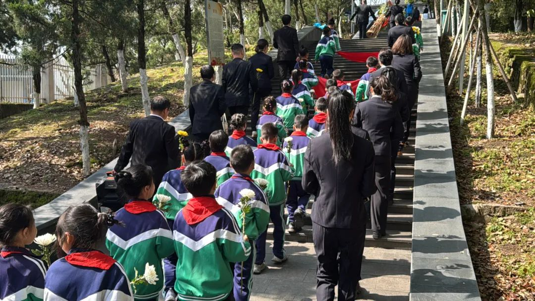 德润赣鄱·传承红色基因——宜黄县第三小学清明祭扫活动
