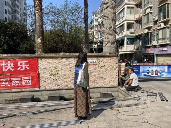 宜丰县崇文社区：居民点赞！小区门口的“揪心水沟”装上防护栏