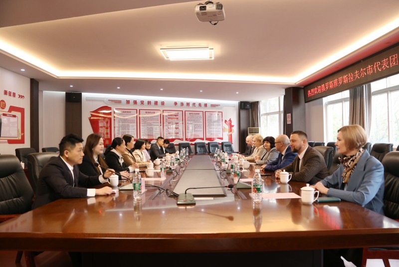 俄罗斯雅罗斯拉夫尔市代表团到九江外国语学校交流访问