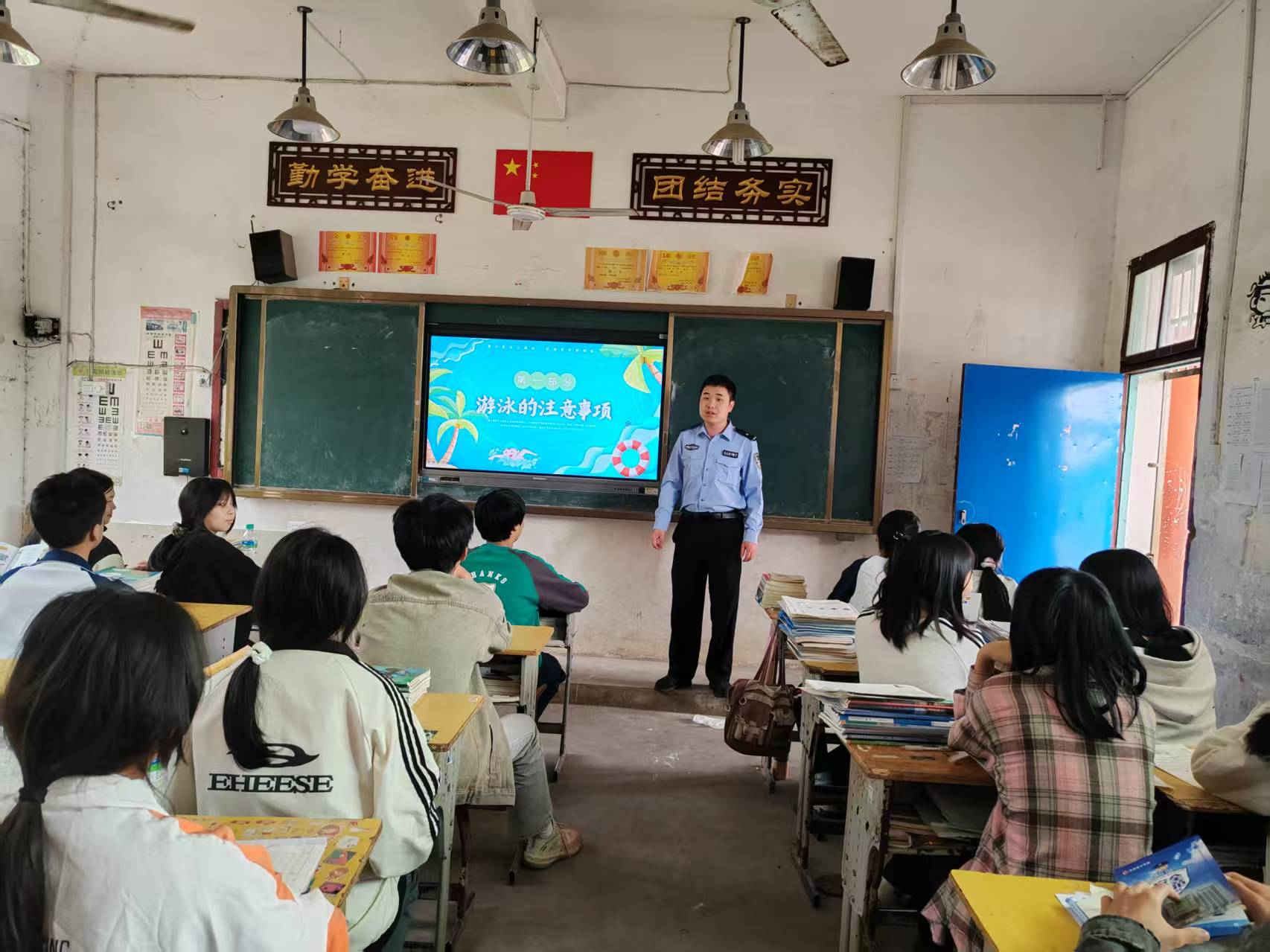 乐安县万崇中学开展防溺水主题教育
