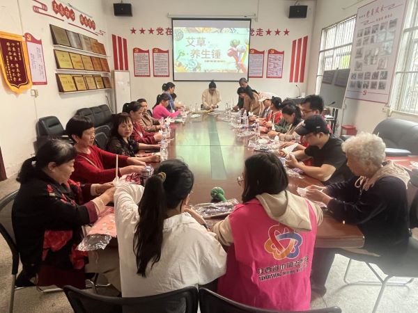 宜丰县花门楼社区：巧制艾草锤 健康常相随