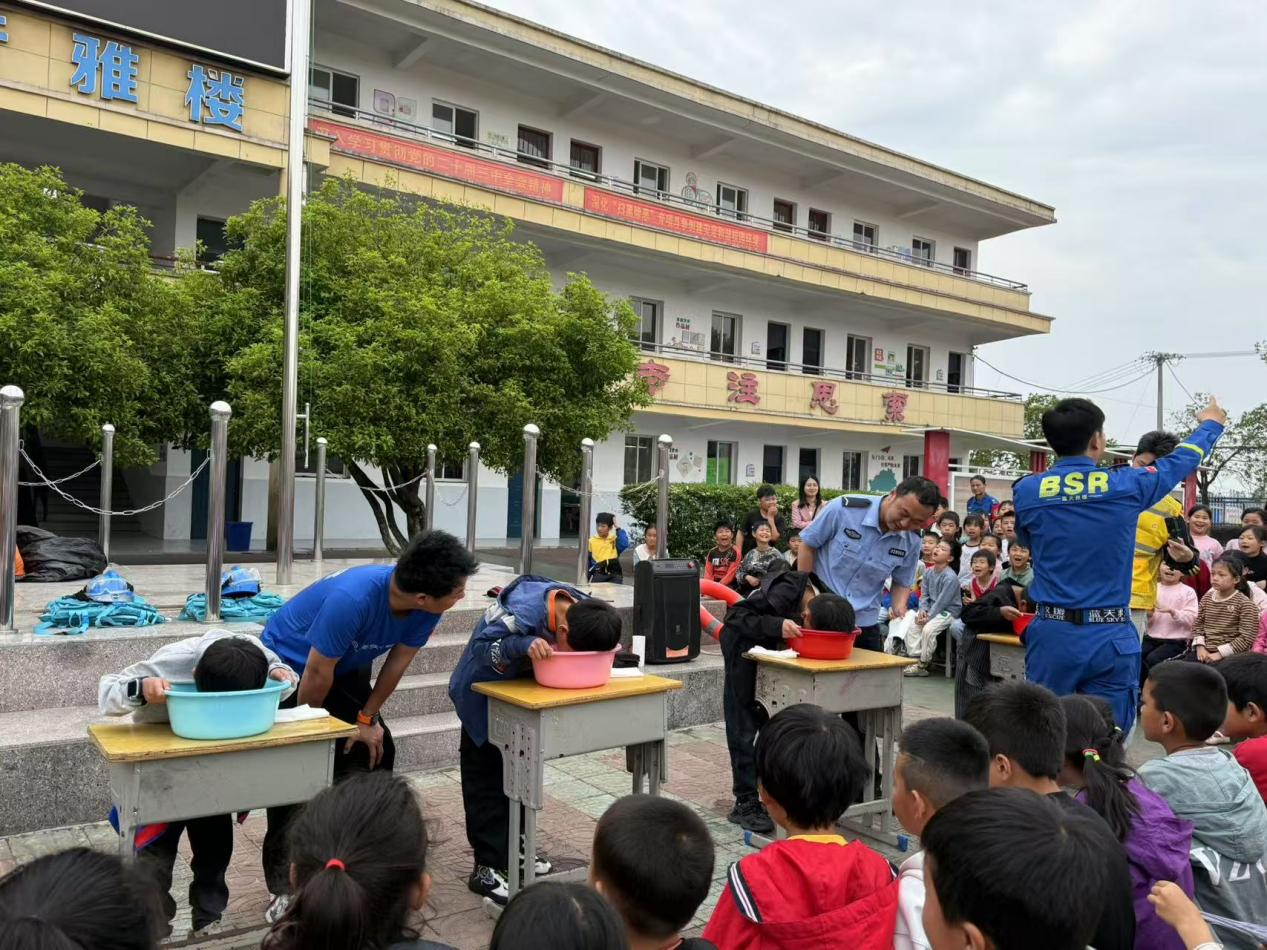 珍爱生命 筑牢防溺水安全网——崇仁县蓝天救援队在河上镇中心小学开展沉浸式安全教育