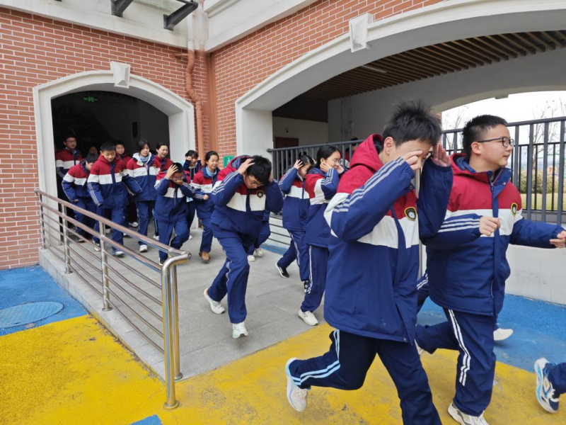 筑牢安全防线，护航学子成长——九江八里湖外国语学校开展安全教育系列活动