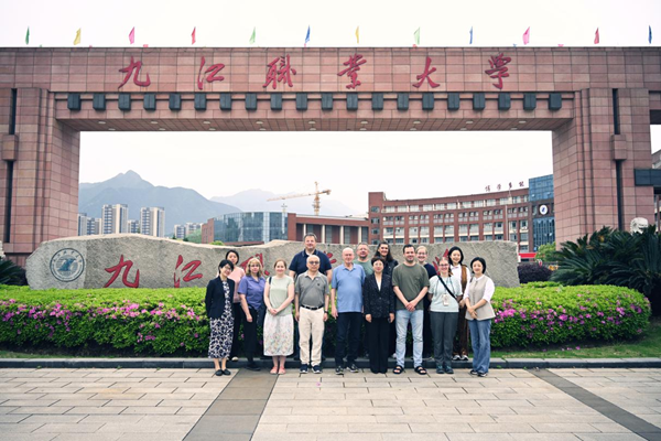 德国美因茨—威斯巴登德中友协代表团到九江职业大学体验非遗技艺