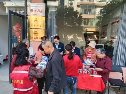靖安县南门社区开展反诈宣传活动