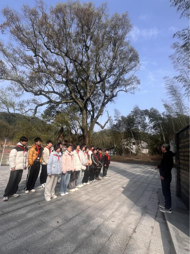 南城县浔溪乡初级中学清明祭扫宁元勋烈士纪念碑活动