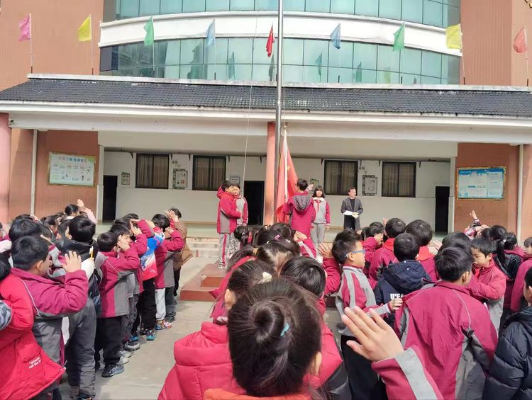 东乡区第二小学清明节缅怀先烈国旗下讲话