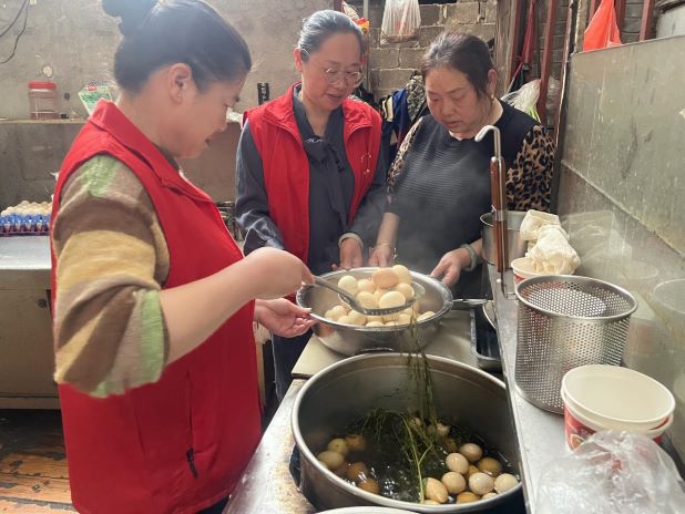 丰城市剑光街道少数民族服务站开展“三月三 荠菜煮鸡蛋 悠悠青团香”民族团结活动