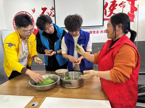 宜春市袁州区凤凰街道岐山社区开展“青团聚暖意”手工制作活动  