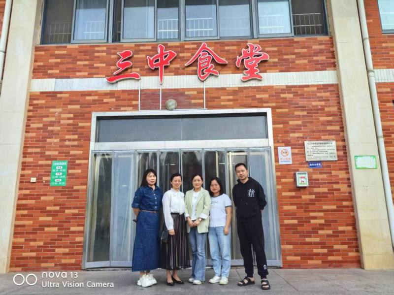 九江三中家长膳食监督委员会代表对食堂工作进行监督指导