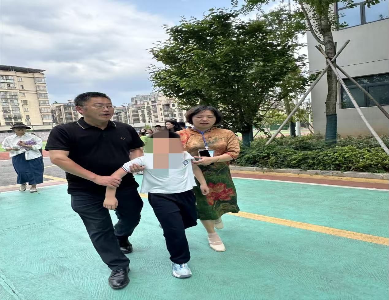 高温防中暑 演练促安全——高新二小开展学生校内中暑应急救援演练