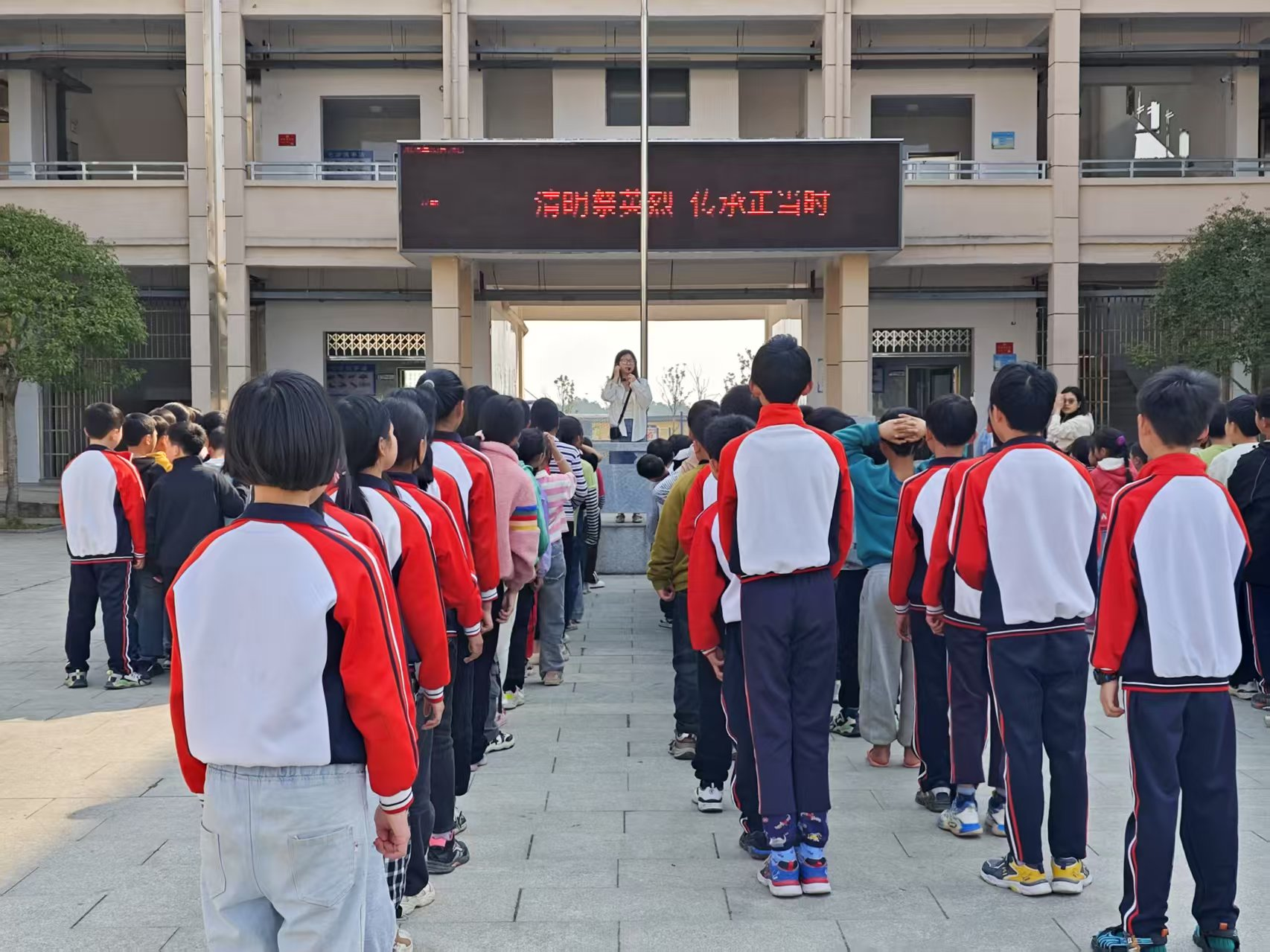 崇仁县白陂乡中心小学关工委组织开展“清明祭英烈，传承正当时”活动