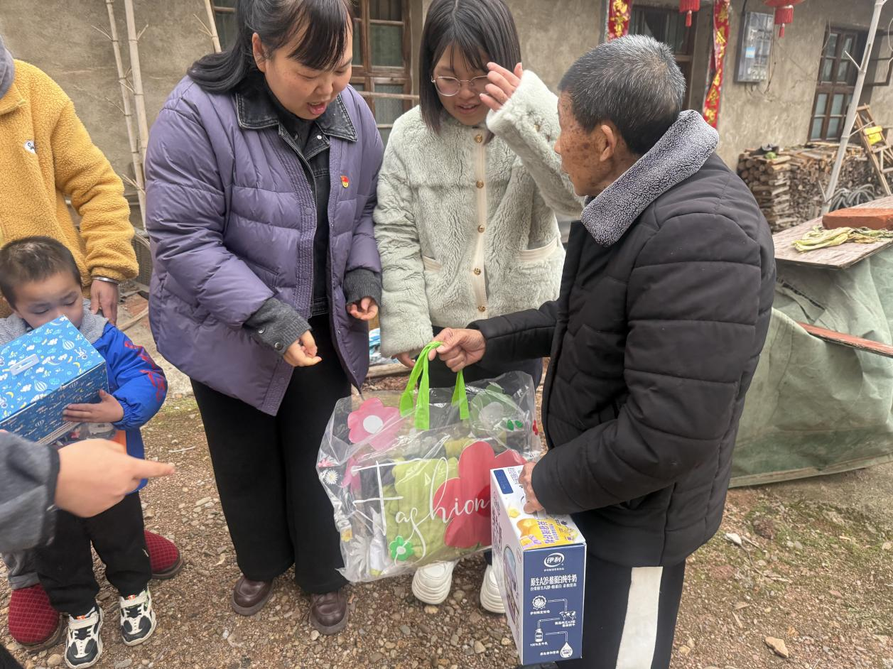 党心连童心 共筑关爱梦——宜黄县第五幼儿园党支部开展关爱贫困幼儿活动