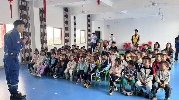 崇仁县河上镇中心幼儿园开展防溺水知识讲座及应急培训