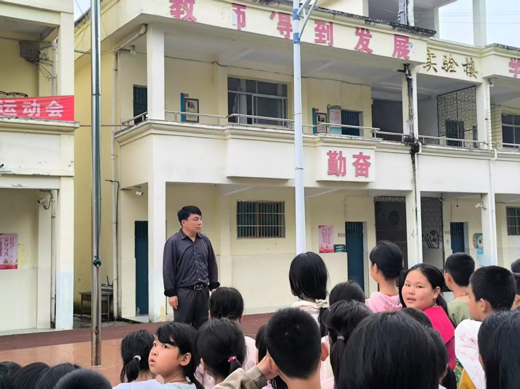 乐安县金竹畲族乡民族学校组织开展防溺水宣誓签名活动
